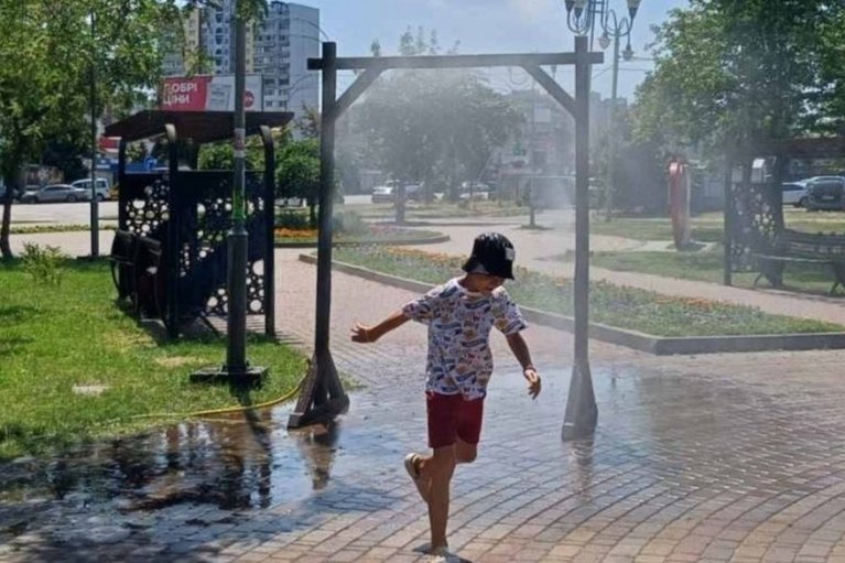 Жара надвигается: в Киеве установят 33 рамки-распылителя воды для охлаждения (СПИСОК ЛОКАЦИЙ)