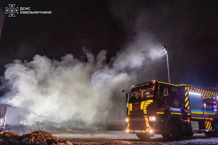 В Хмельницком из-за попадания на территории складов сгорел грузовик, ранен водитель