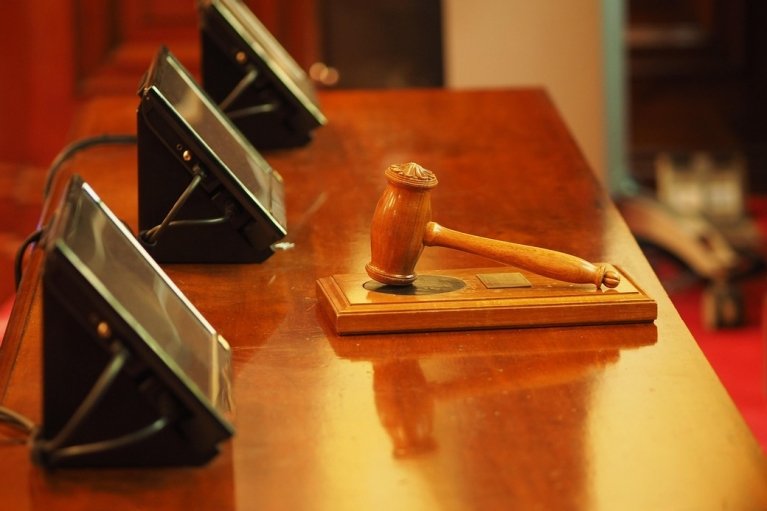 Підозра в розкраданні міжнародної допомоги: суд відправив у СІЗО експосадовця МЗС