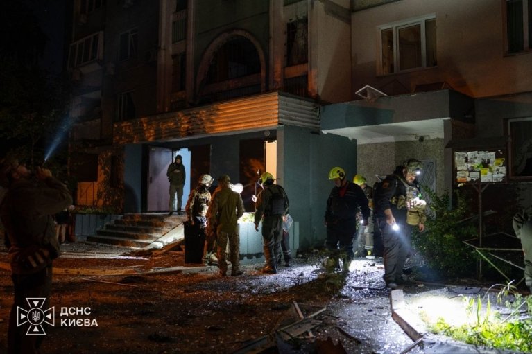 Окупанти атакували Київ: пожежі та руйнування у 6 районах, є постраждалі (ФОТО)