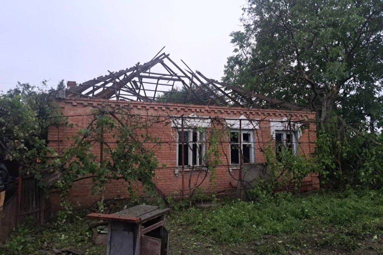 На Днепропетровщине от обстрелов повреждено предприятие и ритуальнаяю служба, есть раненый (ФОТО)