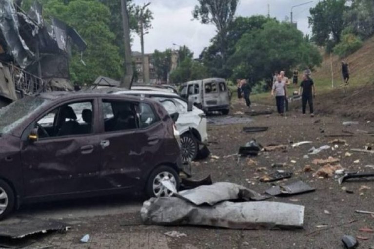 Росія атакувала Запоріжжя: після удару під завалами багатоповерхівки перебувають люди