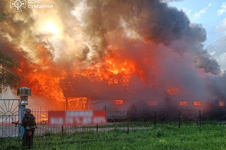 Ворог вдарив по Глухову на Сумщині. Спалахнула масштабна пожежа