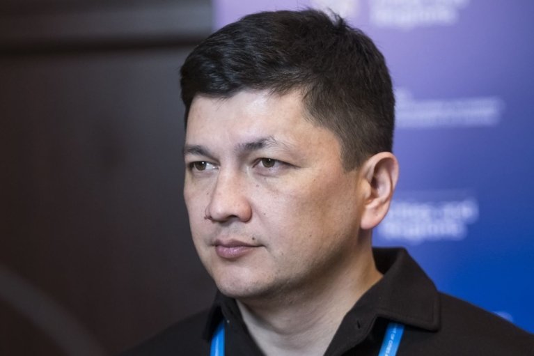 Новий глава Мінвету Кім вирішив похизуватися пістолетом на нараді (ФОТО)