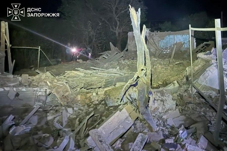 На Запорожье из-за вражеского удара разрушен дом. Из-под завалов спасли женщину