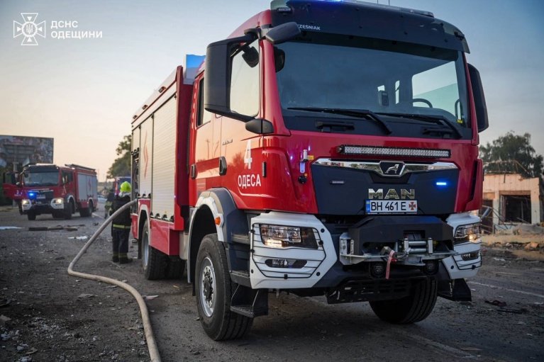 В Одесской области из-за ракетного удара горели СТО и автомобили (ФОТО)