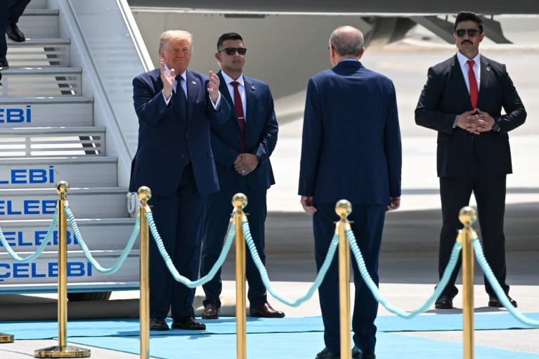 Эра подхалимства. Как мир приспособился к политическому китчу Трампа