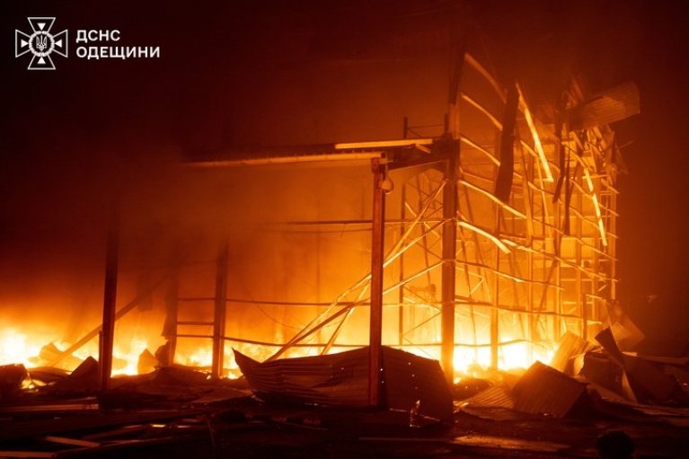 Приліт в Одесі: за попередніми даними горить Нова пошта