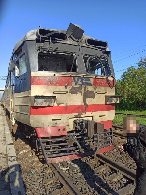 Пошкоджений від обстрілу поїзд