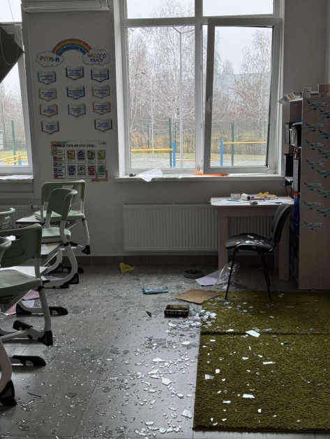 Наслідки прильоту "шахеду" у двір школа Unique School в Чайках, Бучанського району 29 листопада 2025 року
