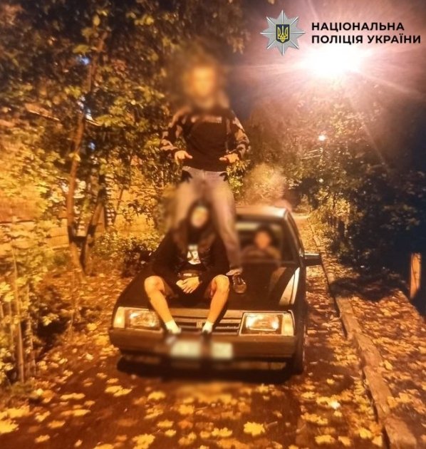 Підлітки на викраденому авто