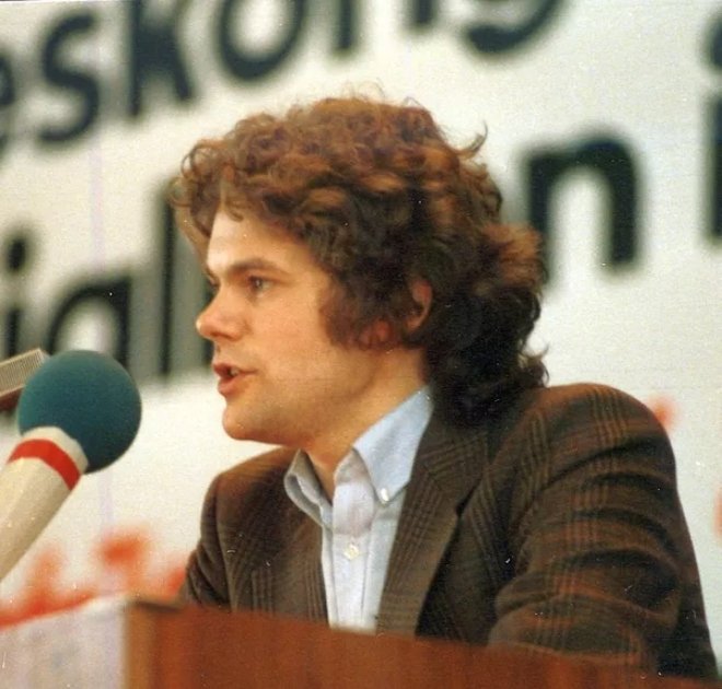 Олаф Шольц 1984 року під час свого виступу на Конгресі молодих соціалістів