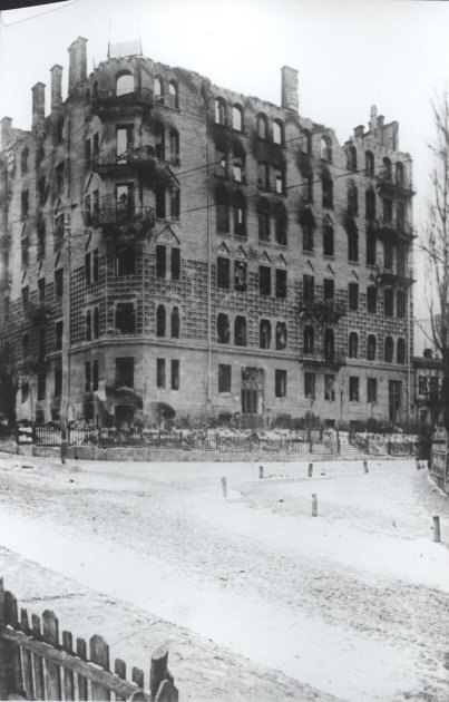 Стены обгоревшего дома Грушевских. Зима 1918