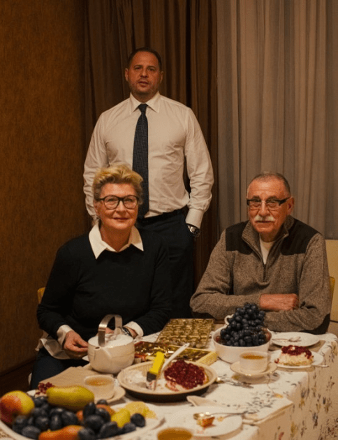 Андрій Єрмак з батьками