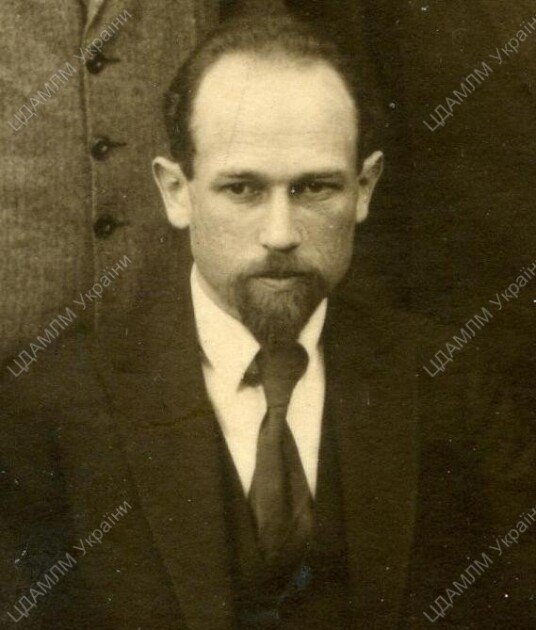 Іван (Ізраїль) Кулик. Фрагмент групового фото. 1928–1930 рр. Із сайту Центральний державний архів-музей літератури і мистецтва України // ЦДАМЛМ України