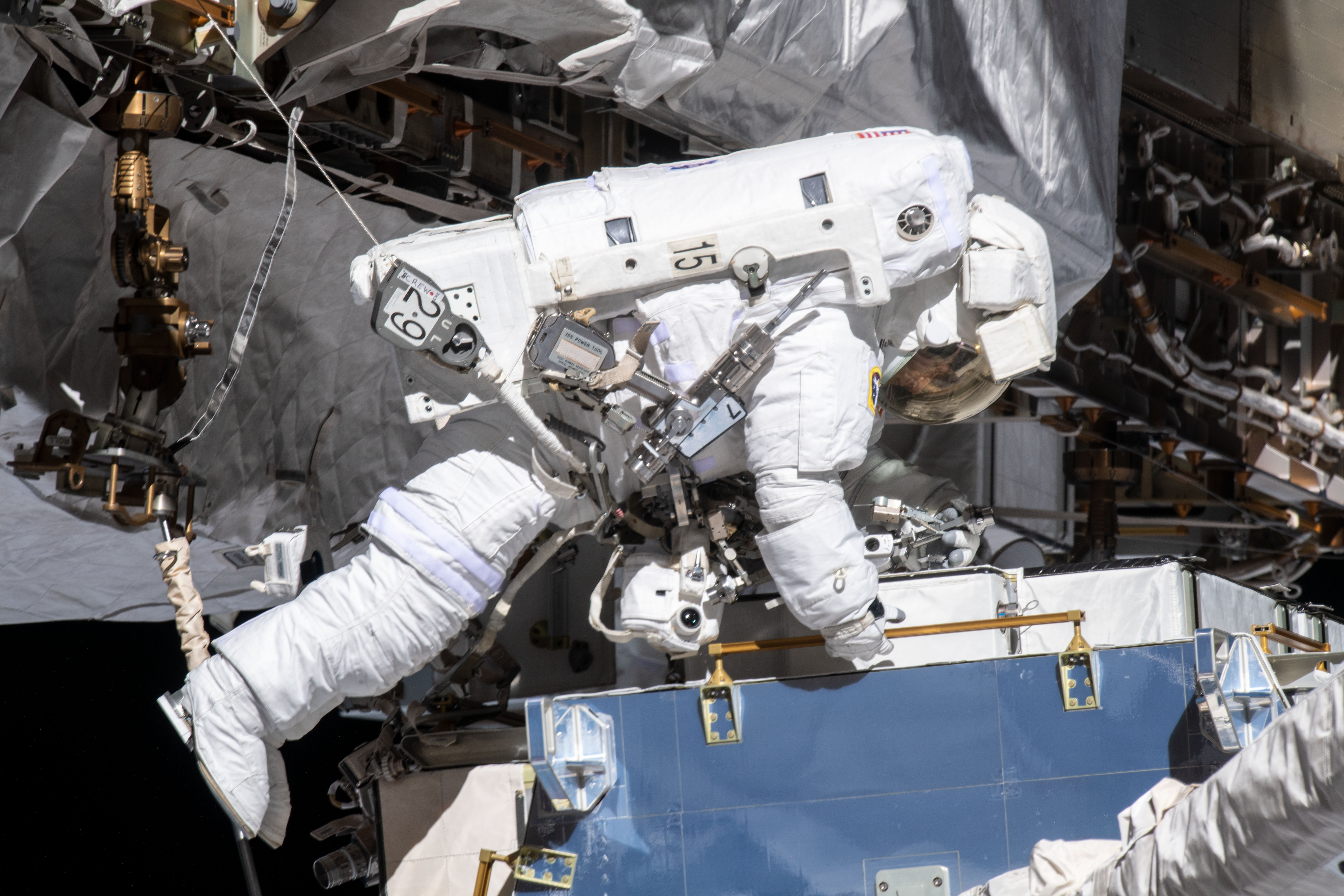 Какую работу выполняют космонавты в космосе. МКС 1999. Американские астронавты на МКС. Станция НАСА В космосе. МКС-70 НАСА.
