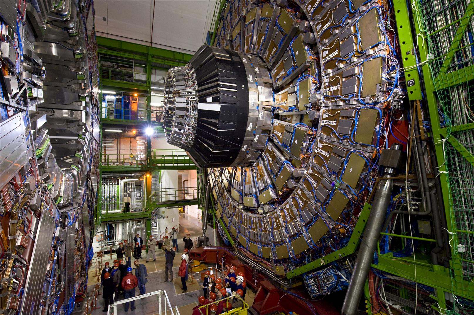 Самая большая частица. Большой адронный коллайдер ЦЕРН. Швейцария ЦЕРН коллайдер. Бак большой адронный коллайдер. Самый большой адронный коллайдер в мире.