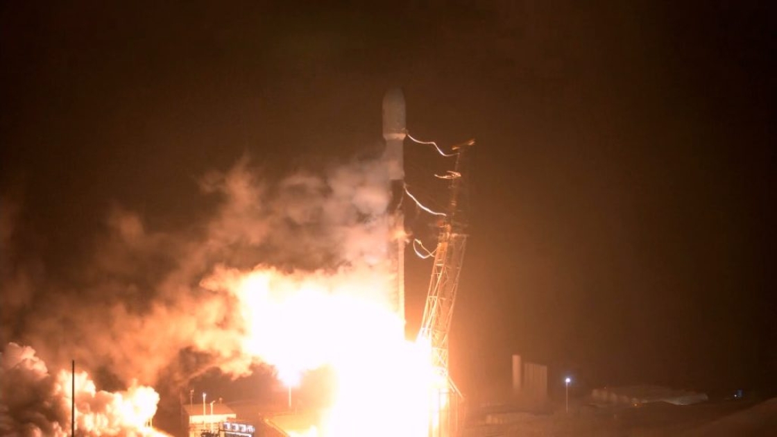 Ракета SpaceX Falcon 9 с космическим кораблем Double Asteroid Redirection Mission стартует с космодрома военной базы Ванденберг в Калифорнии 23 ноября 2021 года. Фото: NASA