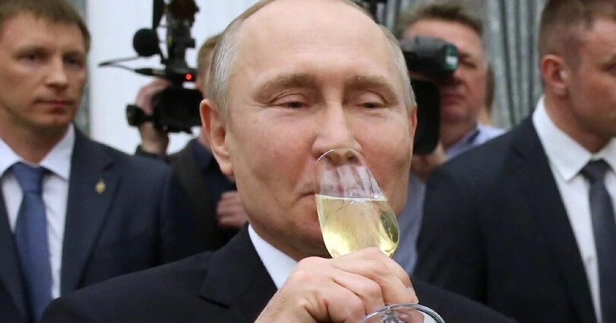 Перед ударом по Кривому Рогу Путин появился с шампанским и обвинил Украину  в "обстрелах жилых кварталов" (ВИДЕО) — DSnews.ua