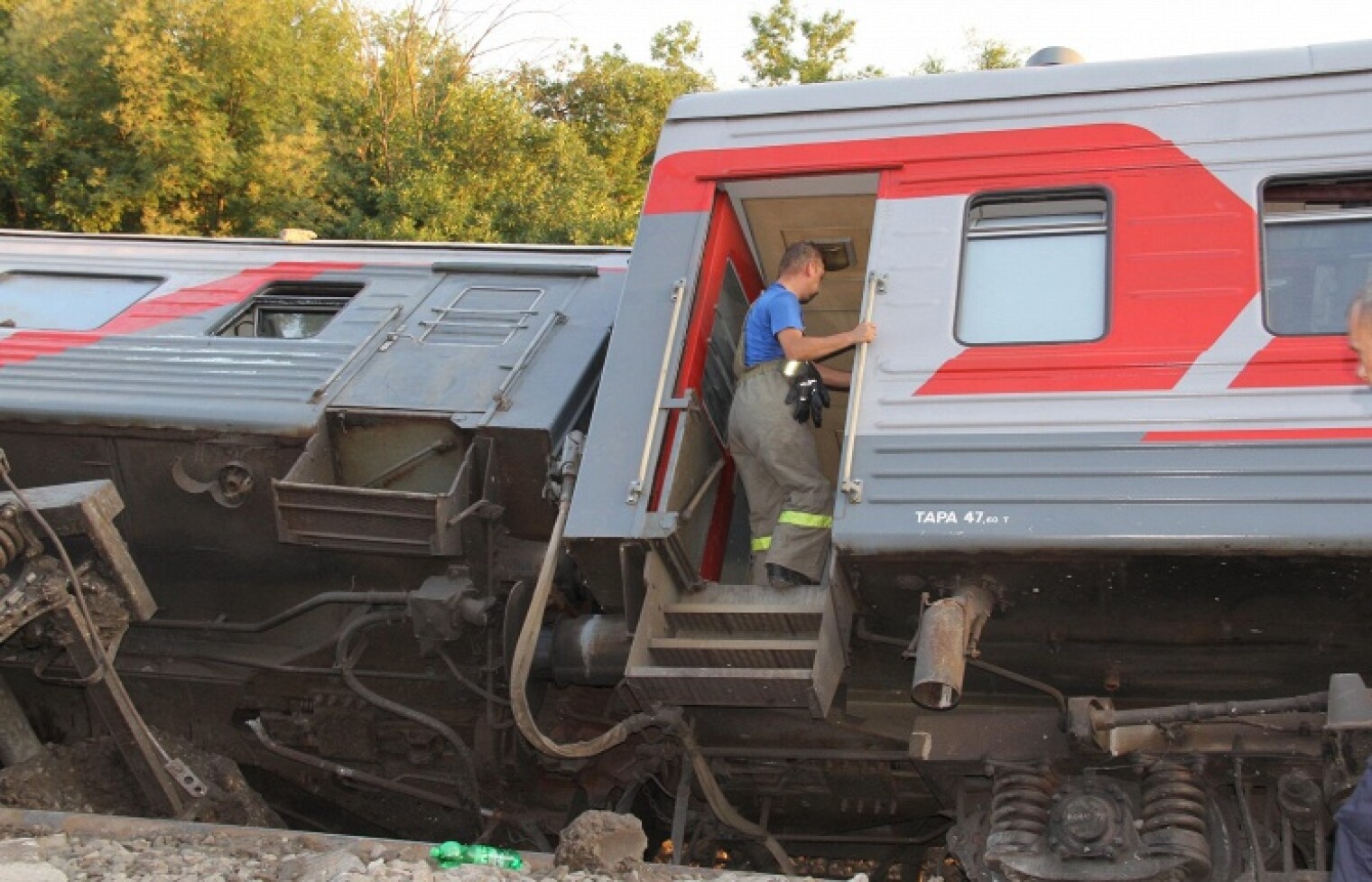 В четырех вагонах было. Крушение поезда Новосибирск Адлер 2013. Сход пассажирского поезда с рельсов в России. Сход пассажирских вагонов. Пассажирский вагон.