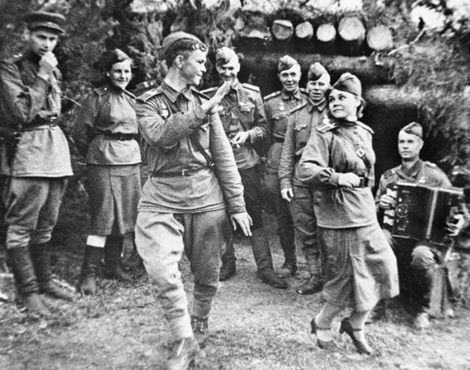 Песня солдатам на фронт. Советский солдат. Танцы на фронте. Солдаты Великой Отечественной войны. Солдаты танцуют.