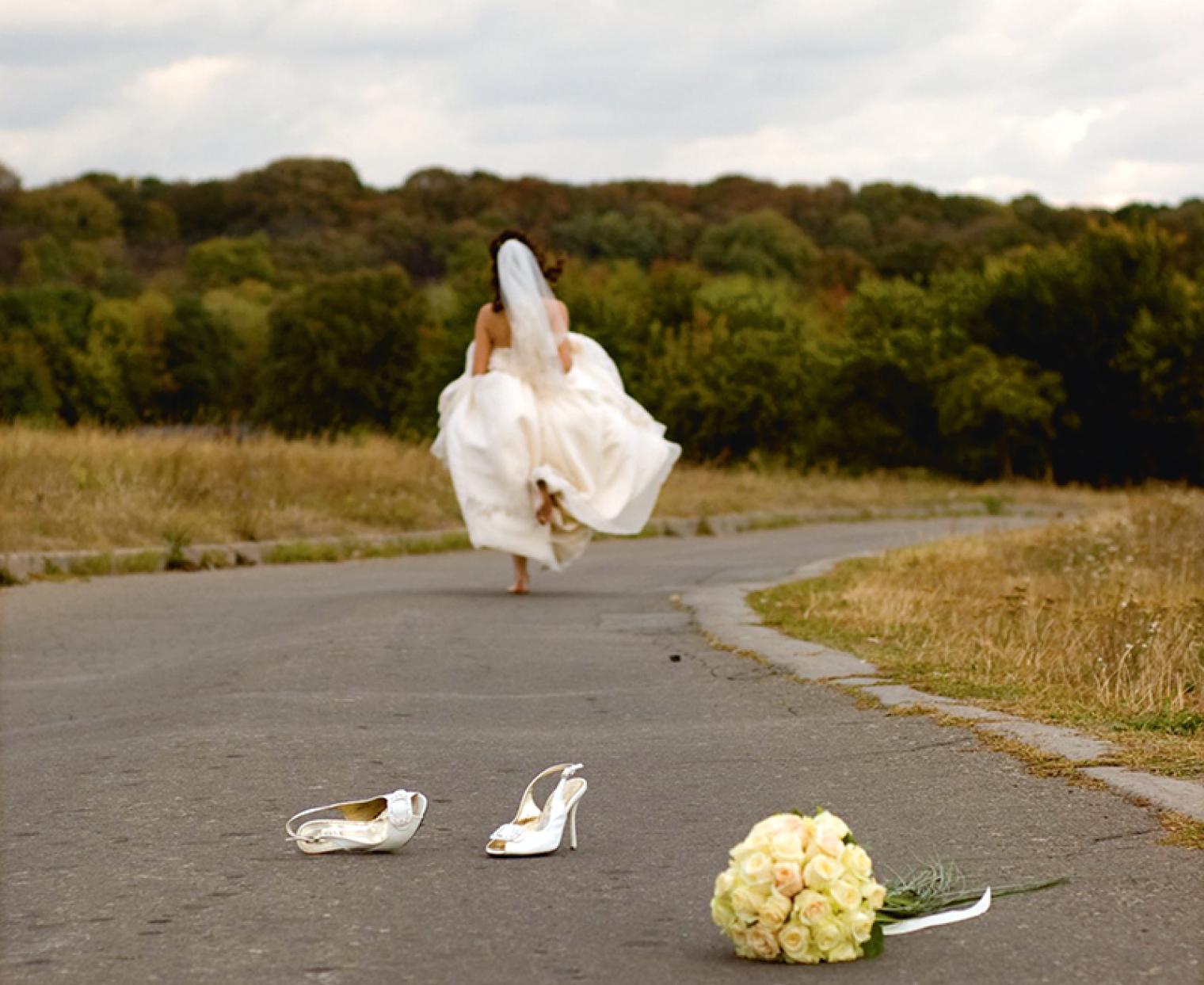Как нужно выходить замуж. Runaway Bride Сбежавшая невеста. Невеста сбежала со свадьбы. Девушка убегает в свадебном платье.