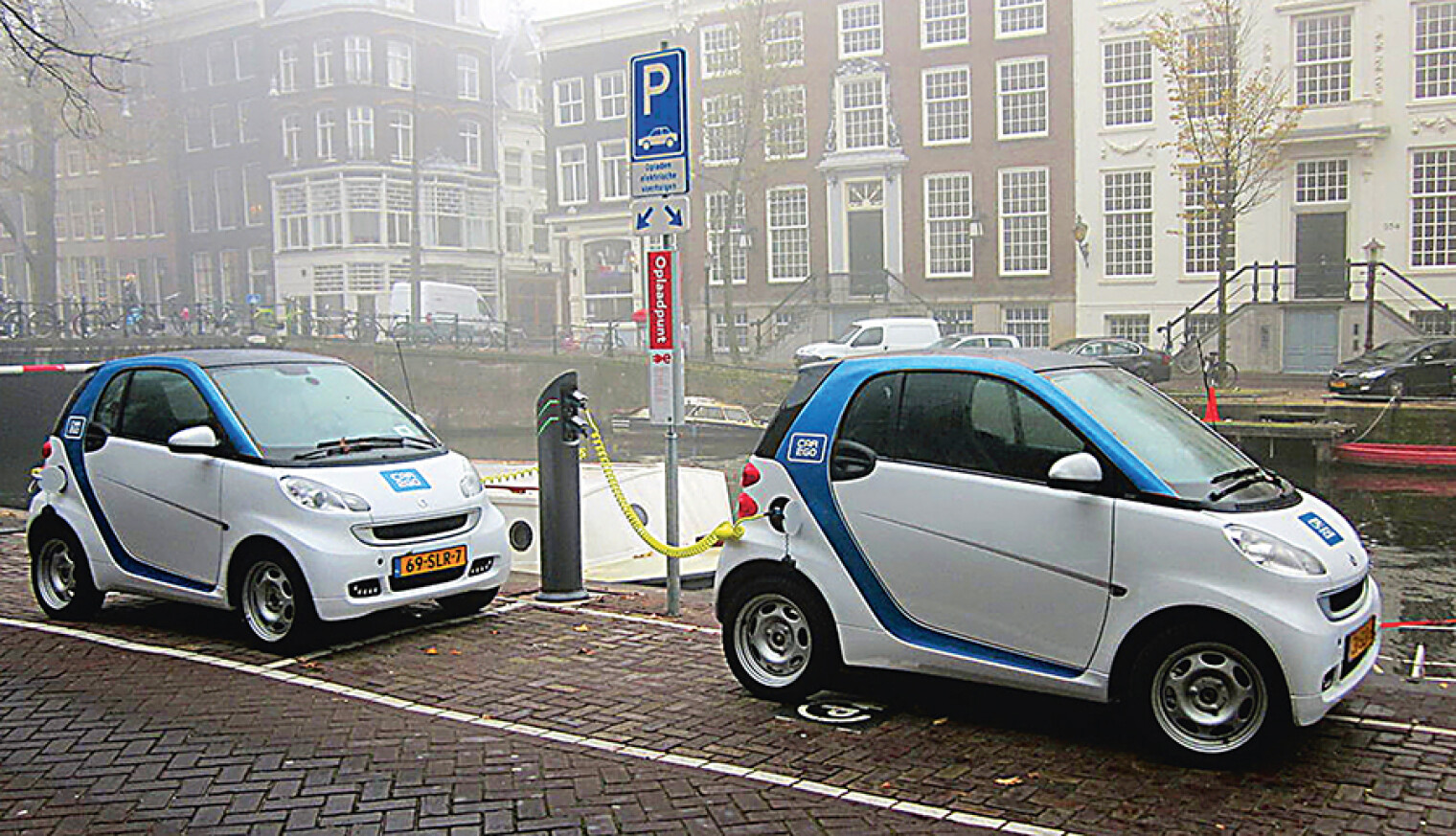 Смарт 2 лета. Smart электроавтомобиль. Электрокар смарт. Электромобиль в Голландии. Электромобиль подключить.