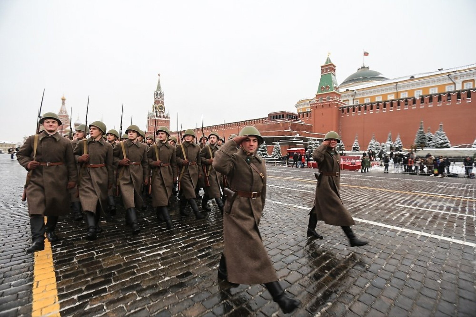 Плохой парад. Парад на красной площади 7 ноября 1941. Парад мавзолей Москва 1941. Маршируют на красной площади. Марш в Москве 1941.