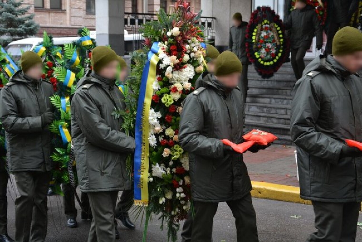 Прощание с денисом. Похороны военных погибших на Донбассе. Венок погибшему на Украине. Похороны героев Украины.