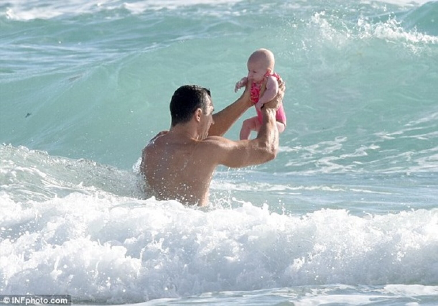 Дочка папа на пляже. Кайя Кличко. Хайден Панеттьери с дочкой.