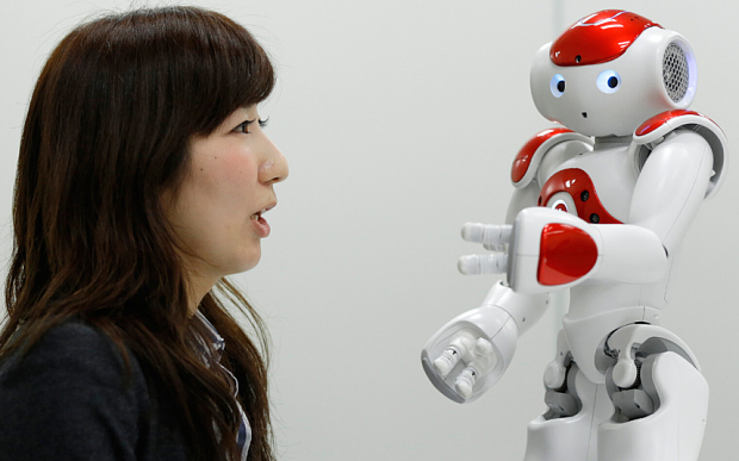 Включи 5 роботов. Робот который продается. Социальные роботы. Роботы с ростом человека. Милый робот.