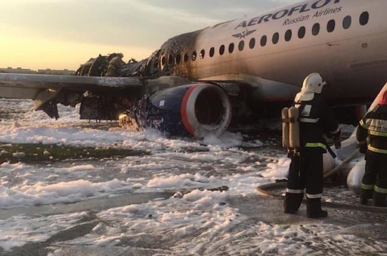 Авиакатастрофа суперджета. Катастрофа SSJ 100 В Шереметьево. Катастрофа Суперджет 100 в Шереметьево. Суперджет 100 Шереметьево. Катастрофа Superjet 100 в Шереметьево.