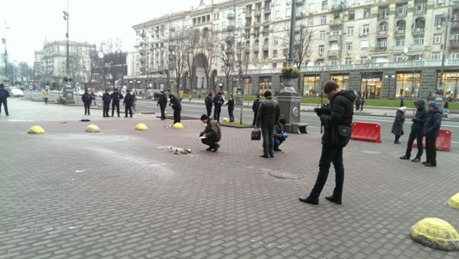 Когда будут бомбить киев. Парень на Крещатике. Взрывы в Киеве картинки.