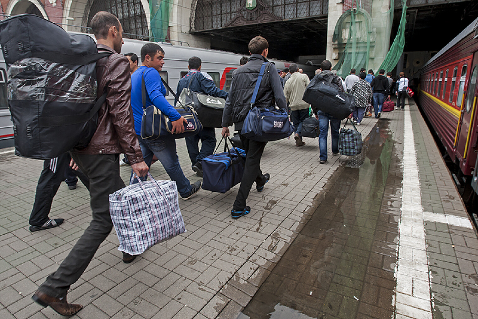 Мигранты массово уезжают из россии