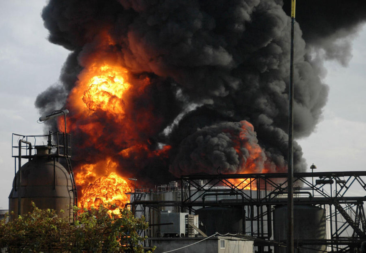 Крупная химическая авария. Пожары на промышленных объектах. Пожар на взрывоопасном объекте. Промышленные пожары и взрывы. Аварии на промышленных объектах.