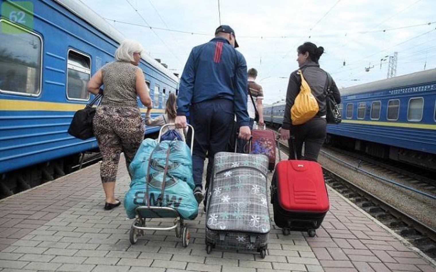 Почему уезжают из страны. Люди уезжают. Беженцы с чемоданами. Отток населения. Люди уезжают из Украины.