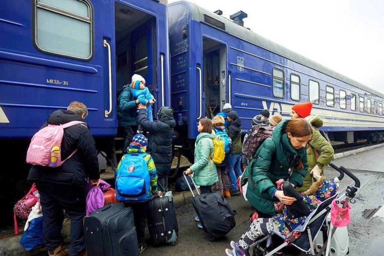 Переехать киев. Люди в поезде. Поезда Украины. Беженцы из Украины в поезде.