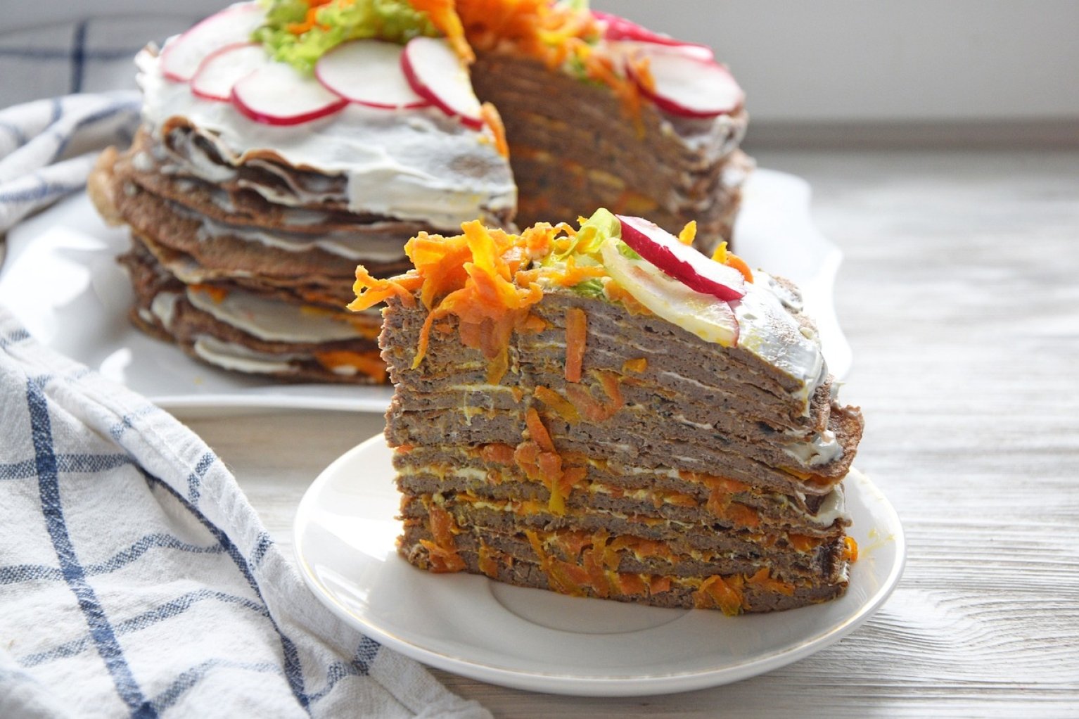 Рецепт печеночного торта из печени классический. Пирог печеночный блинчатый. Торт печёночный из куриной печени с морковью и луком. Украшение печеночного торта.