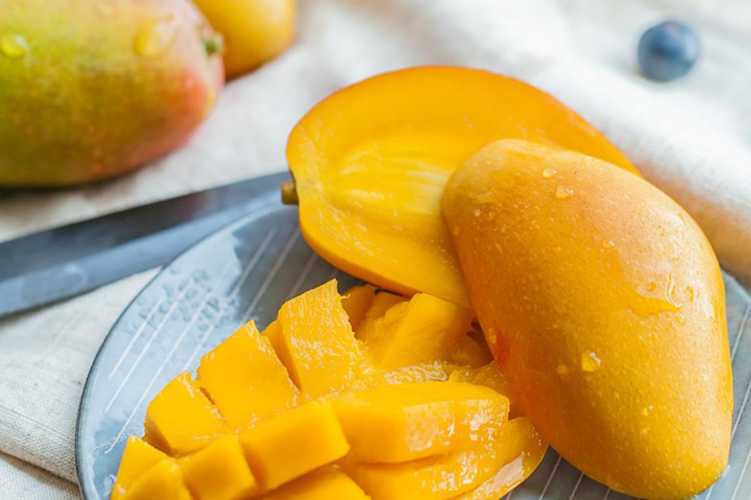 Манго полезные свойства и противопоказания для женщин. Манго (фрукт). Манго желтое. Плод манго. Манго фрукт спелый.