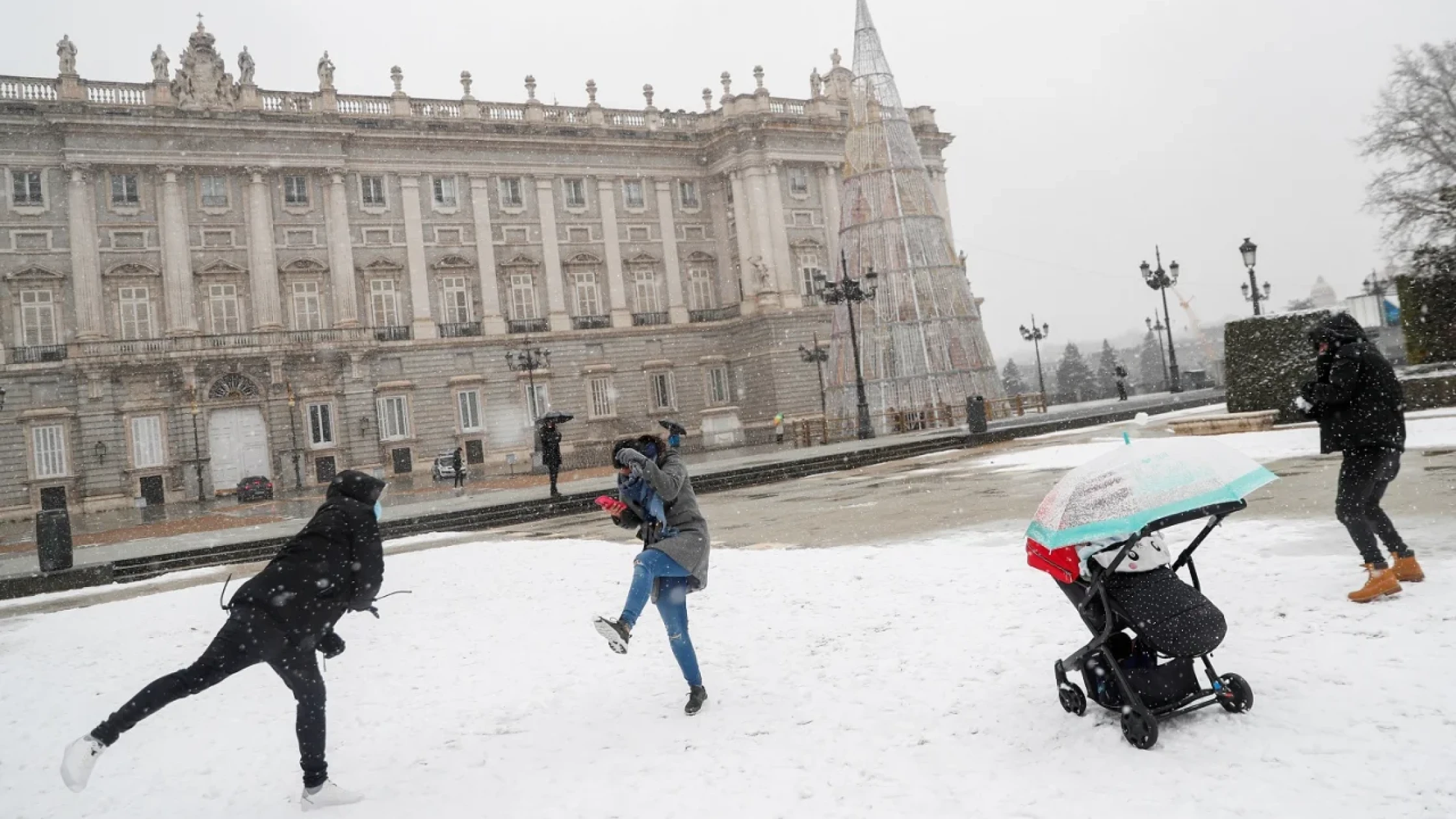 Мадрид погода сегодня. Мадрид зима 2021. Снегопад в Испании. Снег в Мадриде. Мадрид зимой.