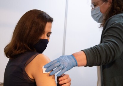 По оценкам Минздрава, 60% украинцев готовы сделать прививку добровольно