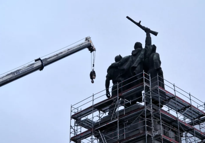 Процесс демонтажа памятника советской армии в Софии, 13 декабря 2023 года