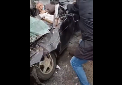 У Мережі з´явилося відео, на якому люди дістають чоловіка з покуйовдженого автомобіля