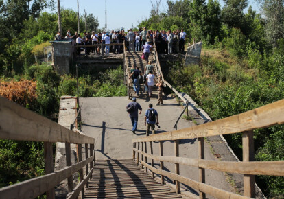 Боевики решили считать восстановление моста в Станице Луганской актом агрессии Украины. Фото: Getty Imasges