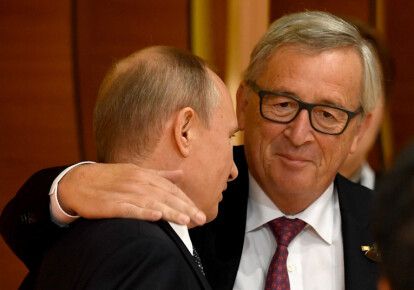 Жан-Клод Юнкер заявил, что его поцелуй с президентом РФ Владимиром Путиным не помешал Европе. Фото: EPA/UPG