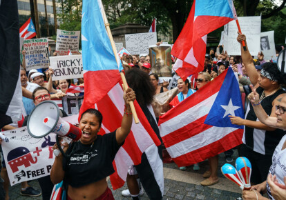 Пуэрториканцы вышли на акции протеста против губернатора Рикардо Росельо, 22 июля 2019 г. Фото: Getty Images