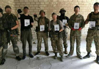 Фото, на якому зображені нібито українські ультраправі з закликом купувати маніфест масового вбивці з Нової Зеландії