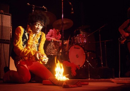 Джимі Хендрікс підпалив свою гітару на музичному фестивалі в Монтереї, 1967 р. Фото: obs/Leica Camera AG/Jim Marshall