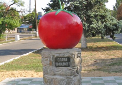 Памятник помидору в Каменке-Днепровской (Запорожская область). Фото: wikipedia.org