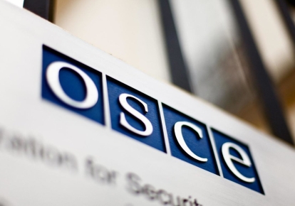 Россияне прикрылись автомобилем с символикой ОБСЕ